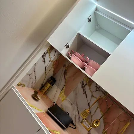 Aurora House Apartman